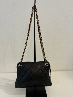 CHANEL Black Quilted Leather Shoulder Bag with Gold Chain